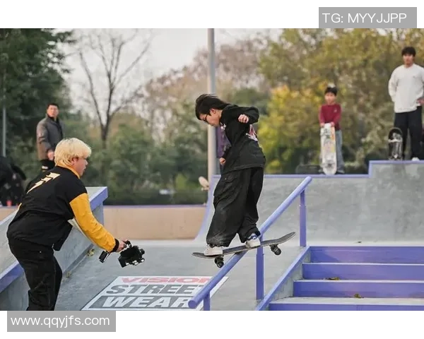 重庆飞盘队在滑板精英赛中的奋勇拼搏与突破之路揭秘